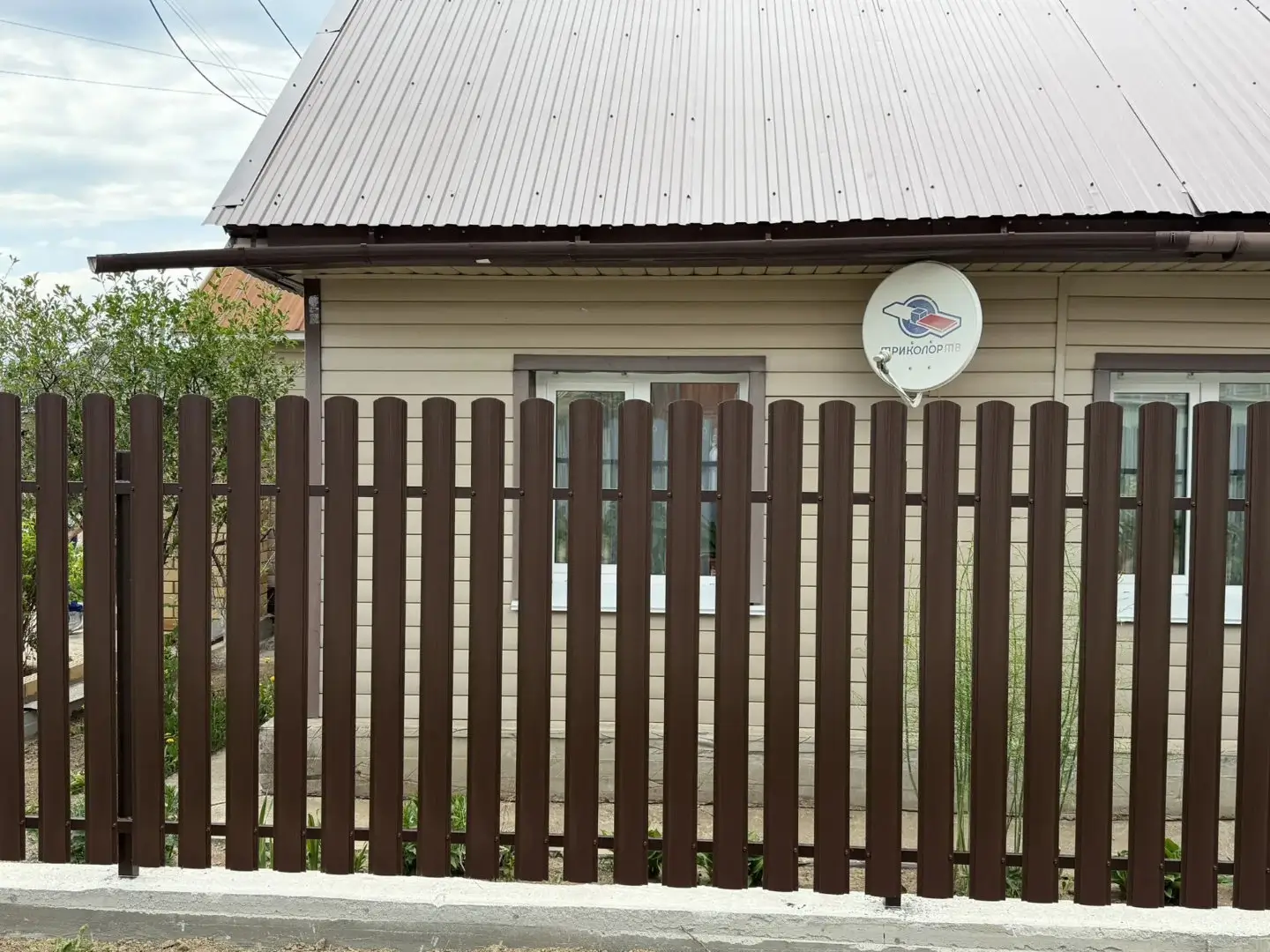 Комбинированный забор из ламелей ЭКО-Z-US и евроштакетника 18м RAL8017 Шоколад МАТТЕ, Полиэстер фото 3 в Керчи